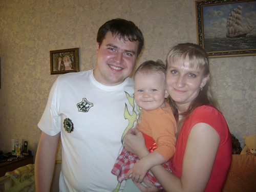 Я с любимым мужем Женей и Доченкой Лизочкой 19.05.2010